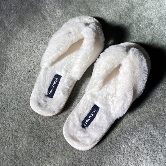 Fuzzy white slippers - Picture 4 of 4